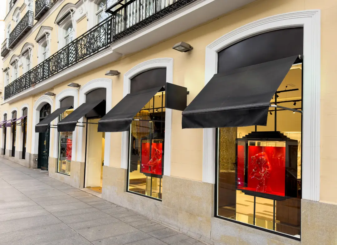 Façade vitrine de magasin en aluminium sur mesure à La Londe-les-Maures